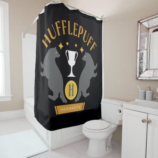 HUFFLEPUFF™バッジャー&カップハウスプライドグラフィック シャワーカーテン (インサイチュ)