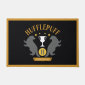 HUFFLEPUFF™バッジャー&カップハウスプライドグラフィック ドアマット (正面)