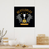 HUFFLEPUFF™バッジャー&カップハウスプライドグラフィック ポスター (キッチン)