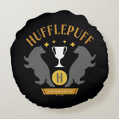 HUFFLEPUFF™バッジャー&カップハウスプライドグラフィック ラウンドクッション (裏面)