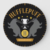 HUFFLEPUFF™バッジャー&カップハウスプライドグラフィック ラージ壁時計 (正面)