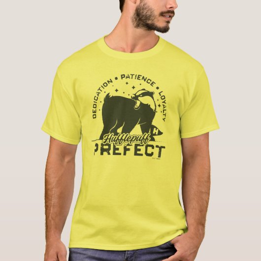 HUFFLEPUFF™プレフェクトバッジ Tシャツ (正面)