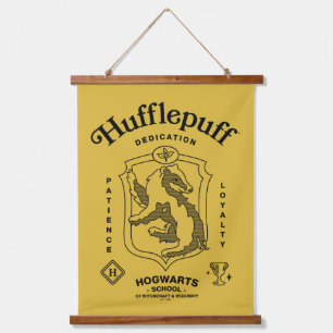HUFFLEPUFF™ 誠実さ 忍耐 忠誠 クレスト 吊り下げ型タペストリー