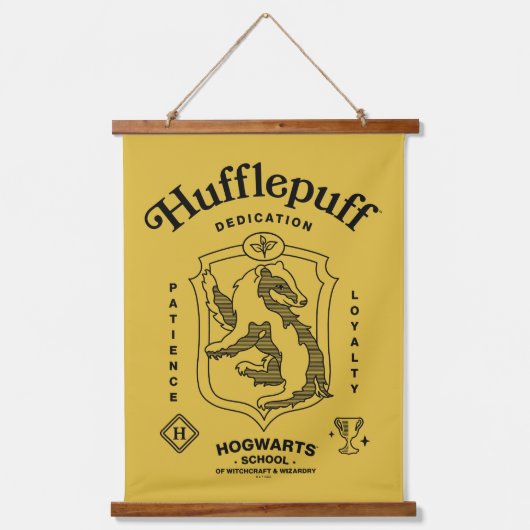 HUFFLEPUFF™ 誠実さ 忍耐 忠誠 クレスト 吊り下げ型タペストリー (正面)