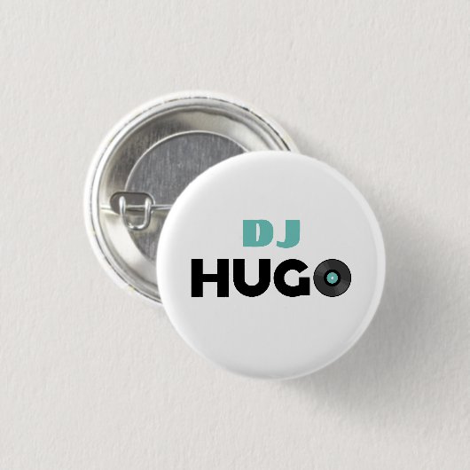 Hugo DJ 缶バッジ (正面&裏面)