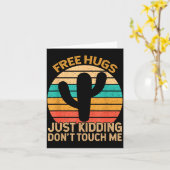Hugs Just Kidding Don't Touch Me Cactus Humor Hugg カード (黄色い花)