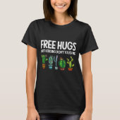 Hugs Just Kidding Don't Touch Me Funny Cactus Joke Tシャツ (正面)