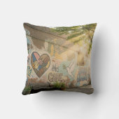 Humanity Graffiti On Brick Wall Mural クッション (裏面)