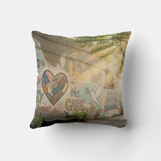 Humanity Graffiti On Brick Wall Mural クッション (裏面)