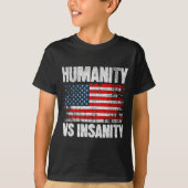 Humanity Versus Insanity Distressed American Flag  Tシャツ (正面)