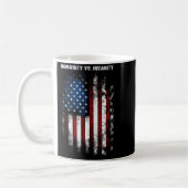 Humanity Vs. Insanity Distressed American Patrioti コーヒーマグカップ (左)