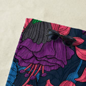 Hummingbird garden in purple and blue ビーチタオル (インサイチュ)