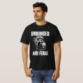 Humor Unhinged And Feral Raccoon Cowboy Trash  Tシャツ (正面フル)