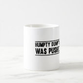 Humpty Dumptyは押されました コーヒーマグカップ (中央)