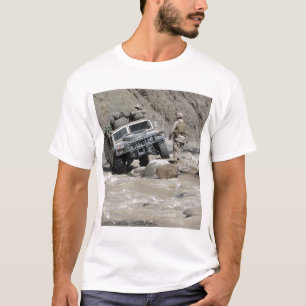Humveeの運転者を導いている米国の海兵隊員 Tシャツ