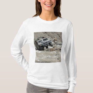 Humveeの運転者を導いている米国の海兵隊員 Tシャツ