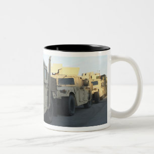 HumveesはMorehead都市で桟橋で置かれます ツートーンマグカップ