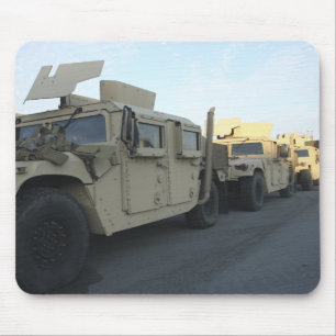 HumveesはMorehead都市で桟橋で置かれます マウスパッド