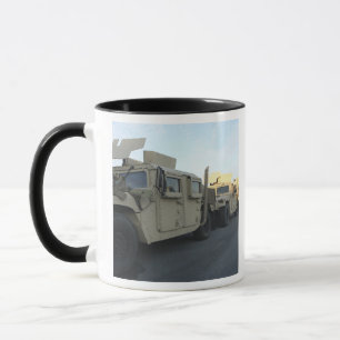 HumveesはMorehead都市で桟橋で置かれます マグカップ