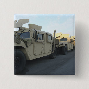 HumveesはMorehead都市で桟橋で置かれます 缶バッジ