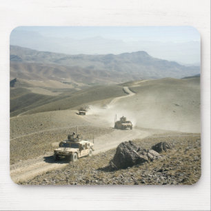 Humvees横険しい山の道 マウスパッド