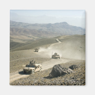 Humvees横険しい山の道 マグネット
