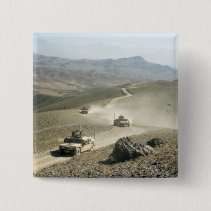 Humvees横険しい山の道 缶バッジ