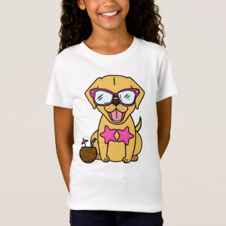 Hund Golden Retriever mit Sonnenbrille am Strand Tシャツ