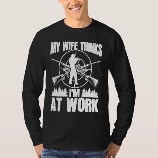 Hunter Wife thinks Im at work Deer Hunting Essenti Tシャツ (正面)