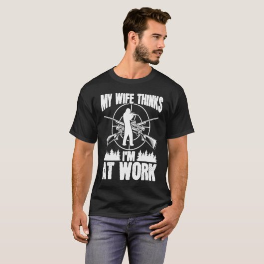 Hunter Wife thinks Im at work Deer Hunting Essenti Tシャツ (正面フル)