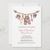 Hunting Clothesline Pink Camo Girl Baby Shower 招待状 (正面)