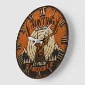 Hunting Season Is Now Open Hunter Cabin ラージ壁時計 (傾斜)