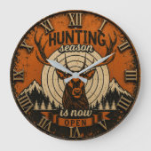 Hunting Season Is Now Open Hunter Cabin ラージ壁時計 (正面)