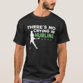 Hurling Saying No Crying Hurling Player Tシャツ (正面)