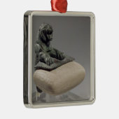 Hurrianの基礎タブレット、c.2150 Bを握っているライオン メタルオーナメント (右)