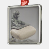 Hurrianの基礎タブレット、c.2150 Bを握っているライオン メタルオーナメント (左)