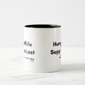 Hurry While Supplies Last of Energy ツートーンマグカップ (中央)