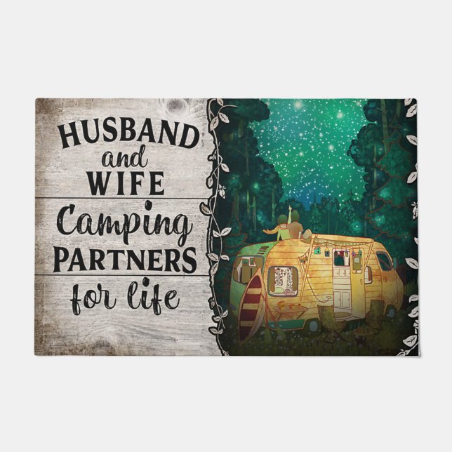 Husband And Wife Camping Partners For Life ドアマット (正面)