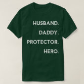 Husband Daddy Protector Hero T Funny Father's Day Tシャツ (デザイン正面)