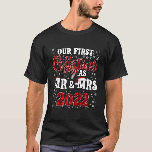 Husband Our First As Mr Mrs 2022 Tシャツ (正面)