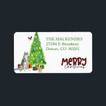 Husky Dog, Bird, Holiday Tree Return Address ラベル<br><div class="desc">On these return address labels is an image of a beautiful Siberian Husky dog sitting among brightly wrapped gift packages beside a decorated Christmas tree. A bullfinch bird is landing on the tree. Your custom text is in green at the right of the image, and stylized text at the bottom...</div>