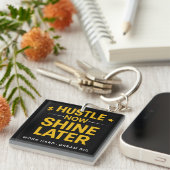 Hustle Now Shine Later – Work Hard Dream Big | Mot キーホルダー (正面右)