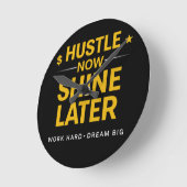 Hustle Now Shine Later – Work Hard Dream Big | Mot ラウンド壁時計 (傾斜)