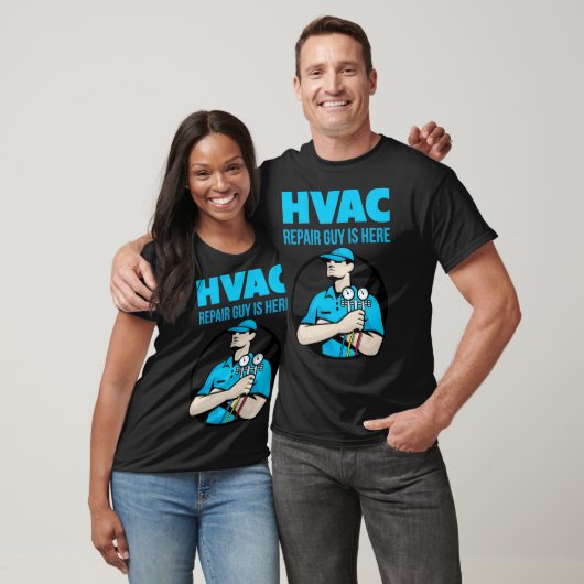 HVACの熱と空気修復の人が、暑い夏のACに来る Tシャツ (ユニセックス)