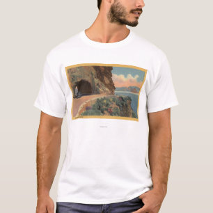 Hwyからの洞窟の石のトンネルの眺め Tシャツ