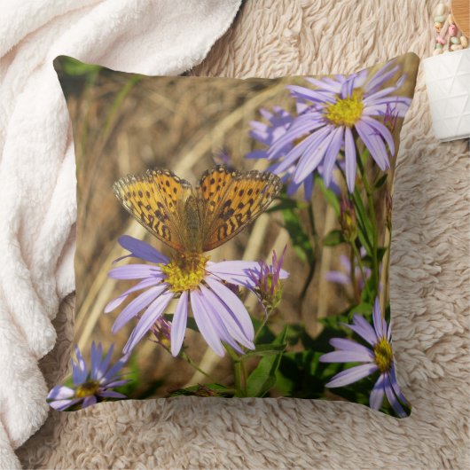 Hydaspe Fritillary on Purple Aster Flowers クッション (ブランケット)