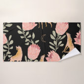 Hyena & Protea：暗いヴィンテージパターン バスタオル (バスタオル)