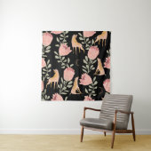 Hyena & Protea:黒い背景シームレス タペストリー (インサイチュ)