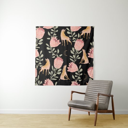 Hyena & Protea:黒い背景シームレス タペストリー (インサイチュ)