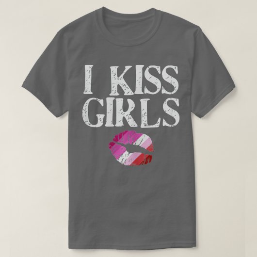 iキスガールズレズビアンプライドリップブッチゲイフラグLGB Tシャツ (デザイン正面)